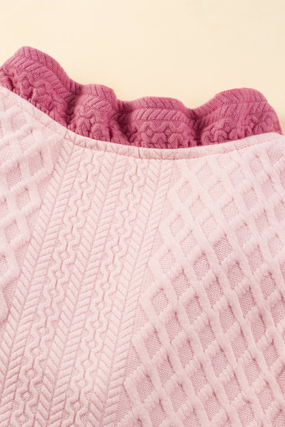 Hellrosa strukturiertes Mini-Etuikleid mit Puffärmeln, Rüschen und V-Ausschnitt