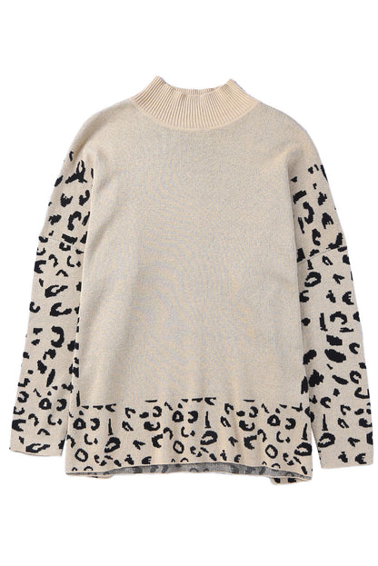 Khakifarbener Oversize-Pullover mit Leopardenmuster und hohem Kragen sowie Seitenschlitz