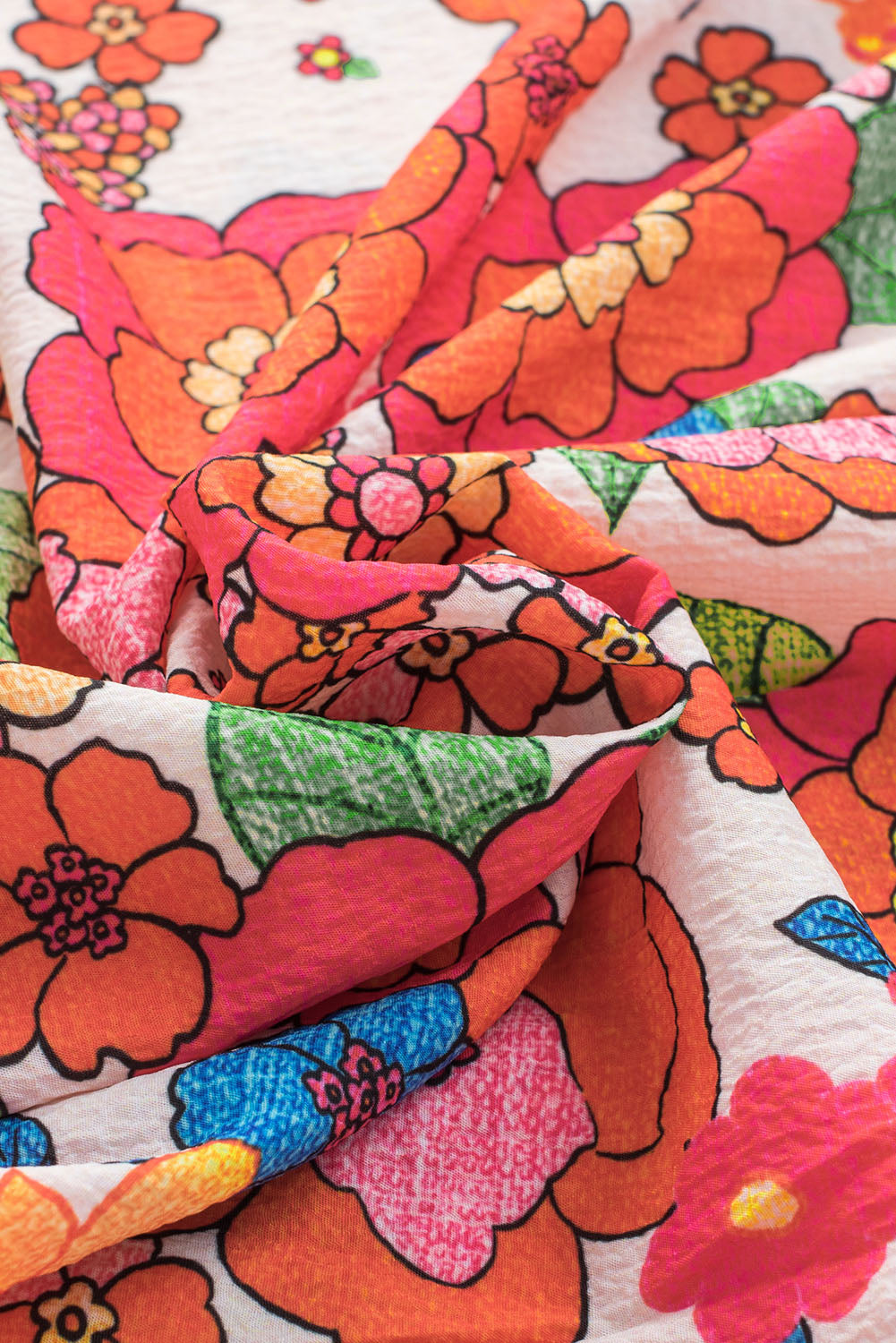 Feurig rotes Top mit Blumenmuster und Schlitz am Ausschnitt