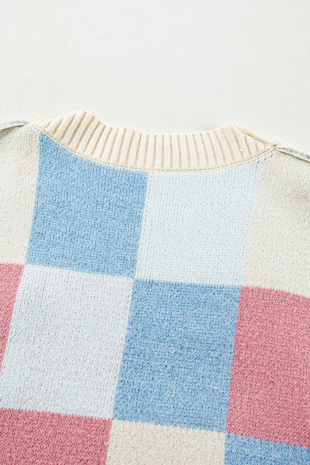 Hellblauer karierter Cardigan mit überschnittener Schulter und sichtbaren Nähten, vorne offen