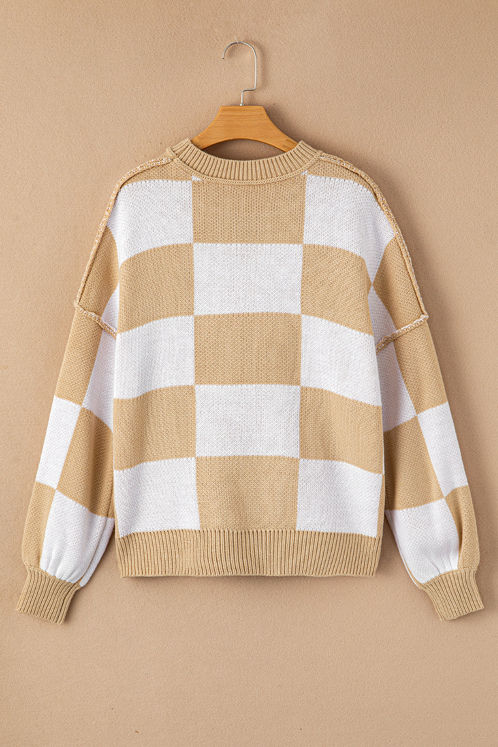 Khakifarbener Pullover mit karierten Bischofsärmeln