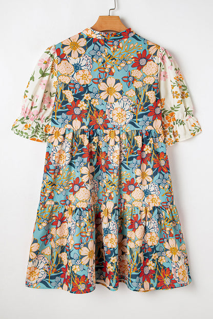 Mehrfarbiges, lockeres Minikleid mit Häkel-Patchwork und V-Ausschnitt im Boho-Stil