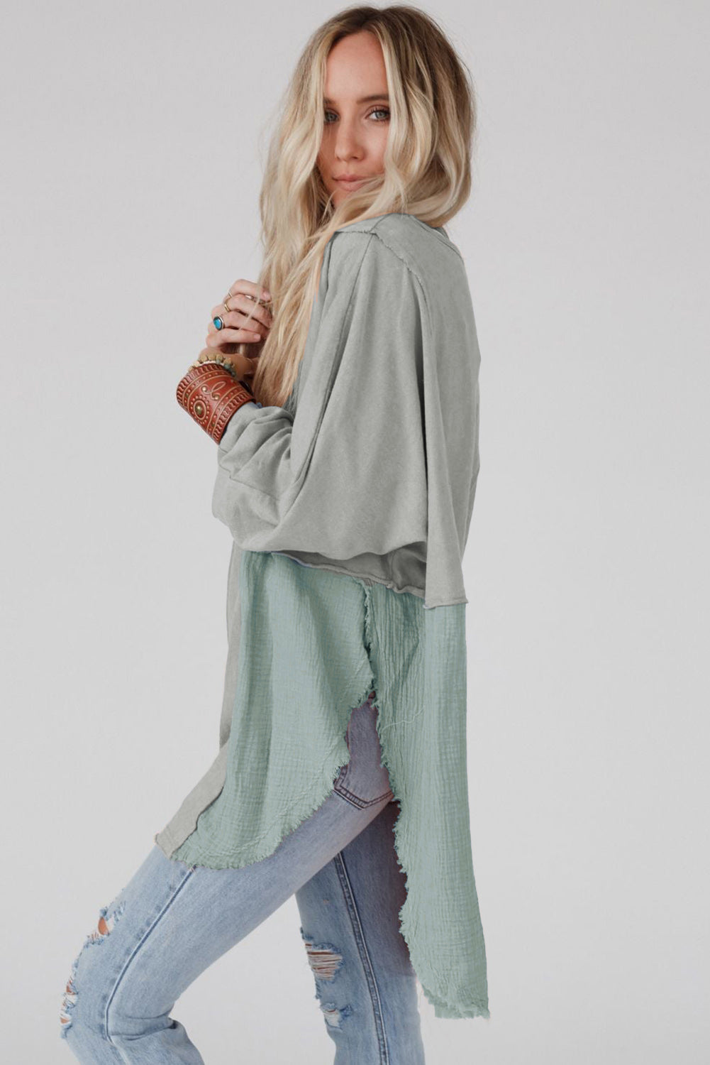 Graue Oversize-Bluse mit Crinkle-Spleißen und offenem Saum, High Low