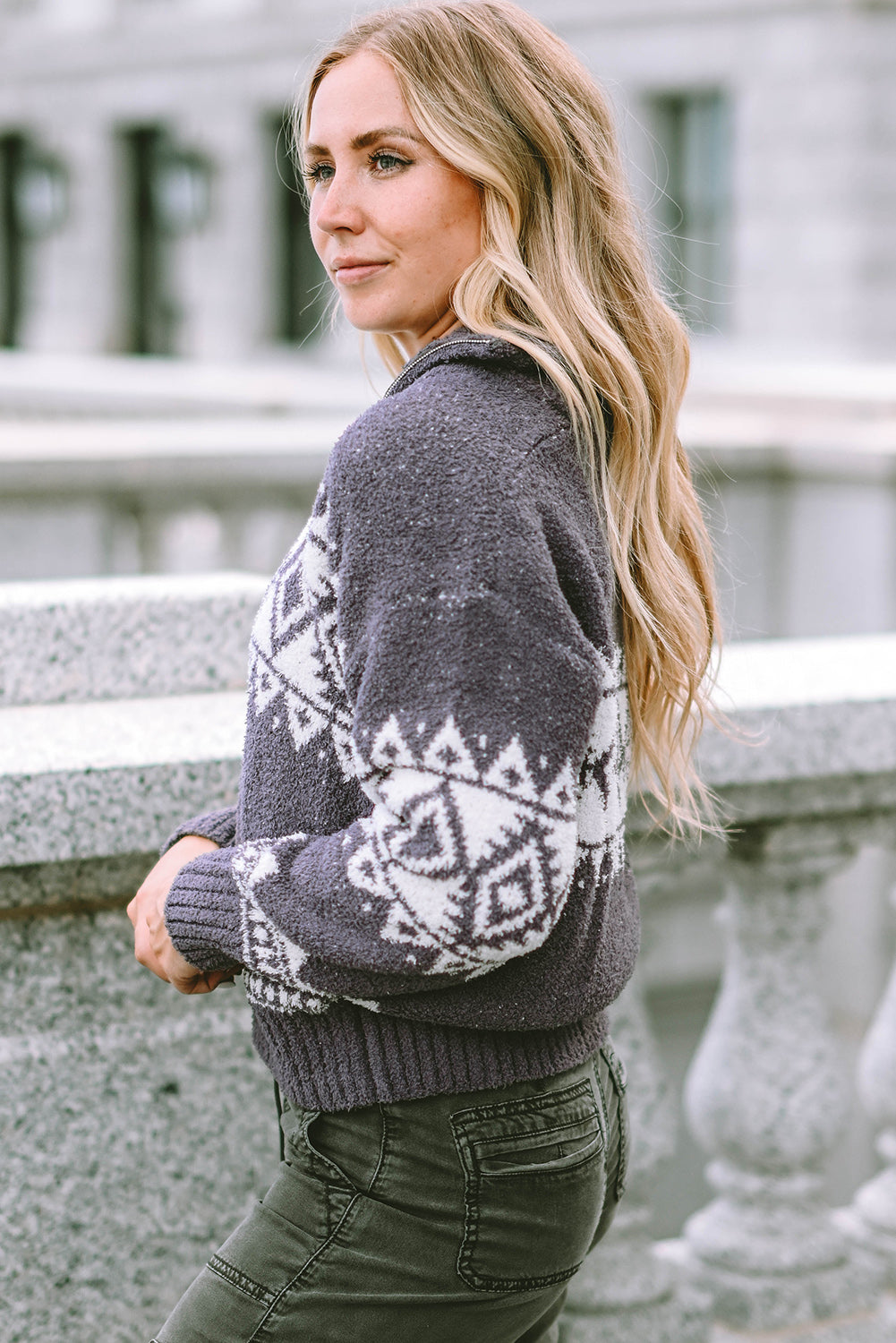 Grauer Pullover mit Viertelreißverschluss und geometrischem Western-Print