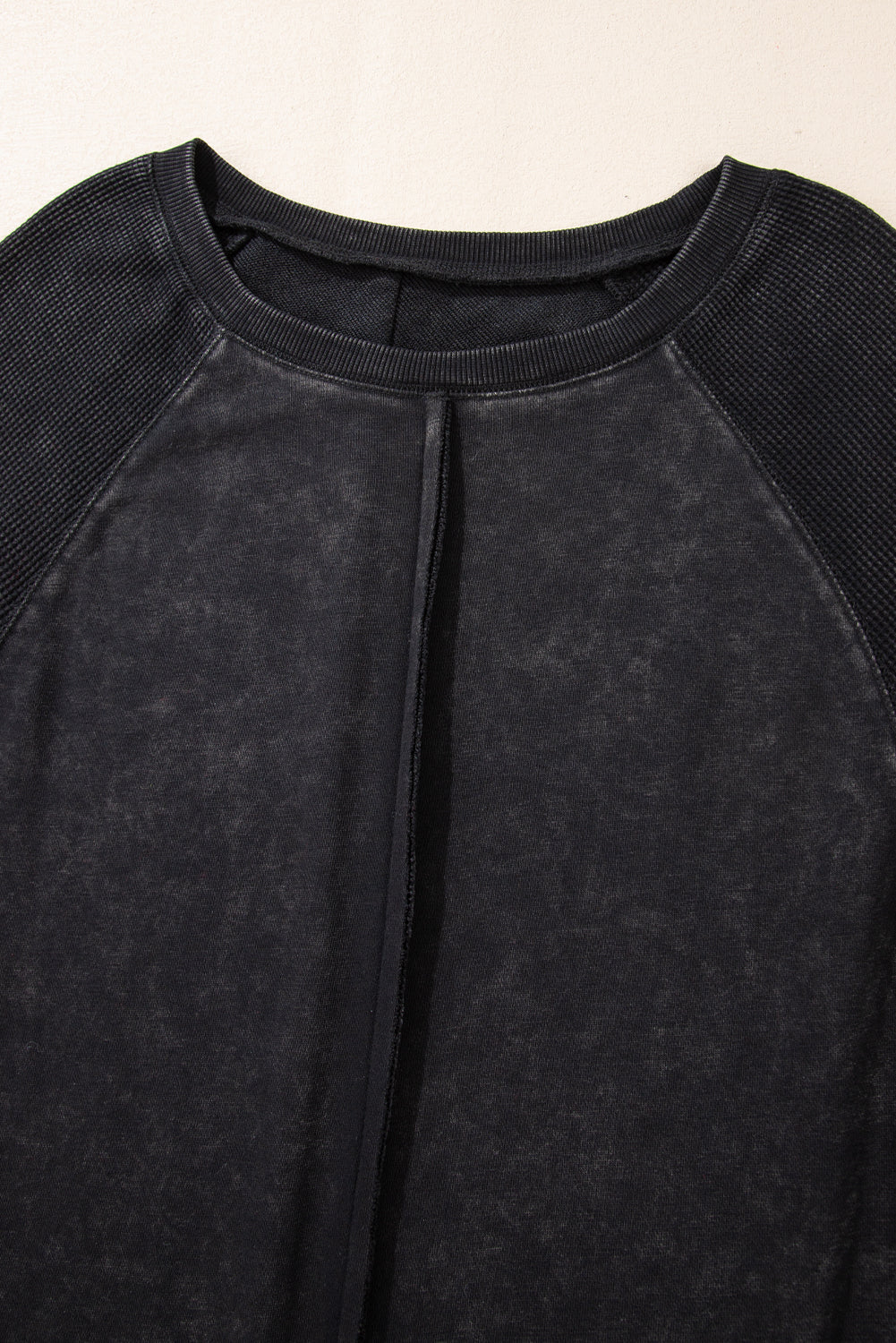 Schwarzes Sweatshirt mit Raglanärmeln und Waffelstrick-Patchworkmuster