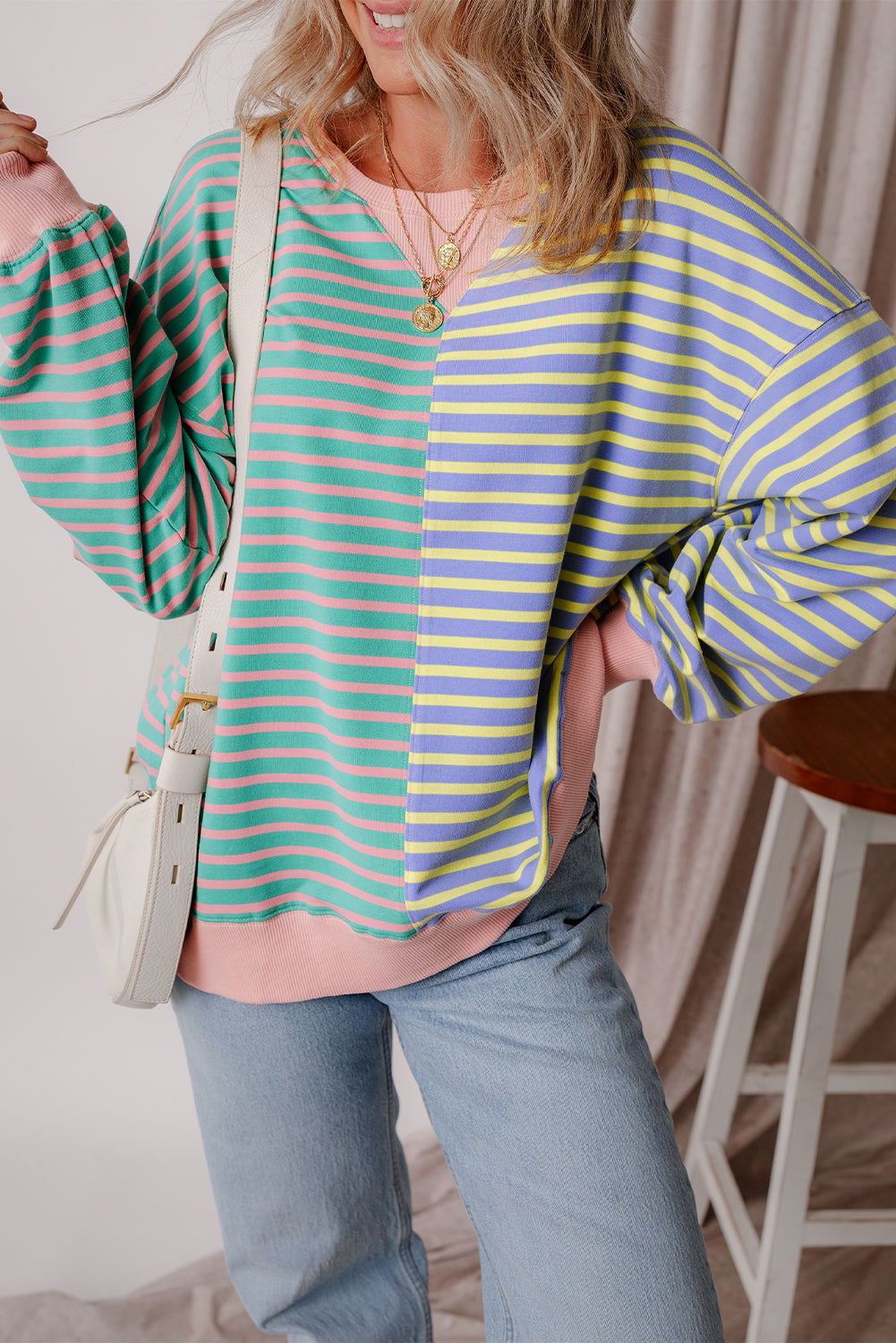 Lässiges Oversize-Sweatshirt mit Streifen und überschnittenen Schultern im Colorblock-Stil