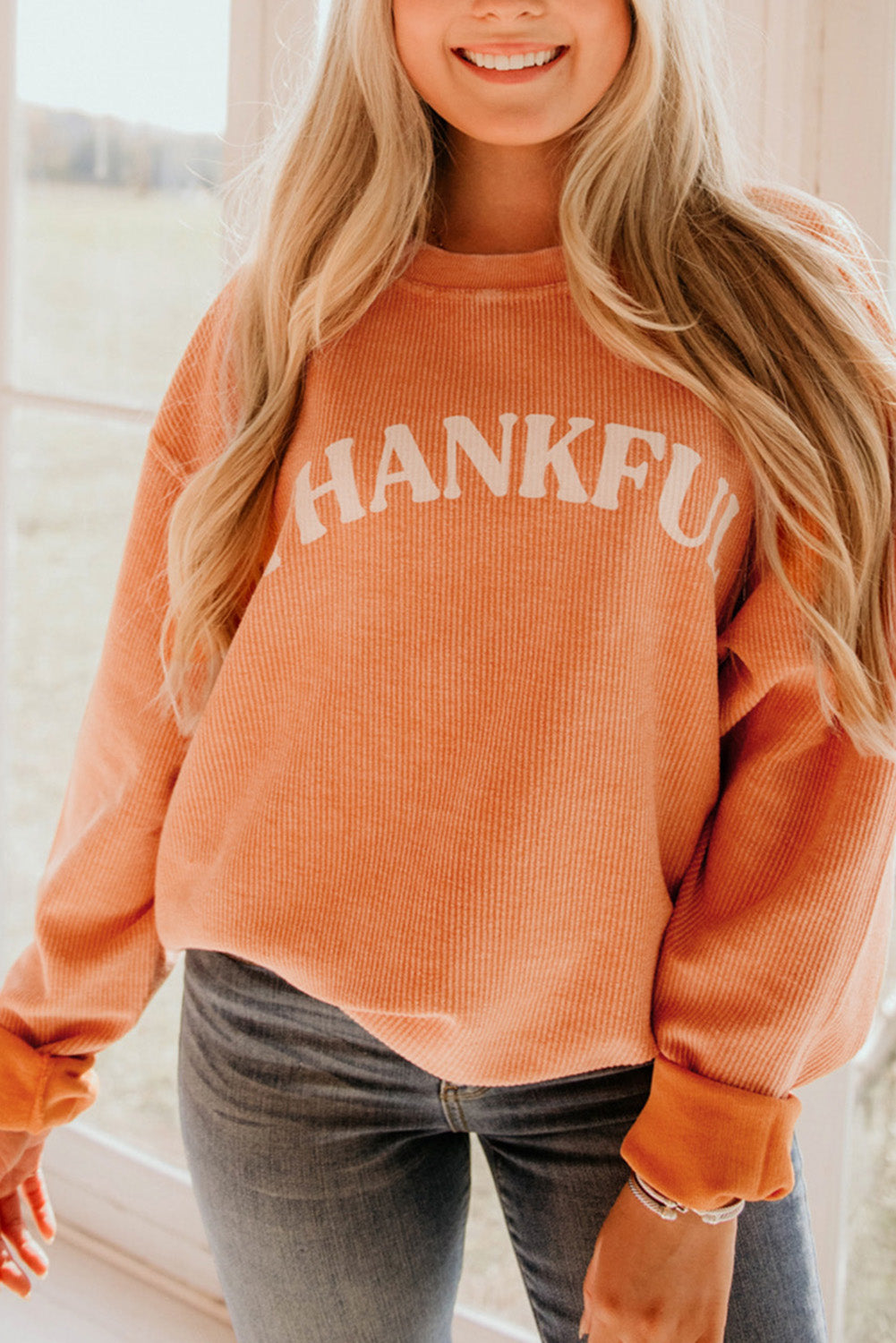 Oranges Sweatshirt mit THANKFUL-Buchstabengrafik