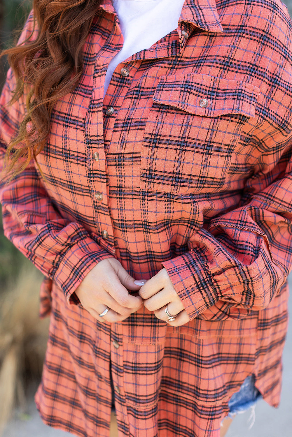 Rotes kariertes Langarmhemd mit seitlichem Schlitz und Used-Look-Saum