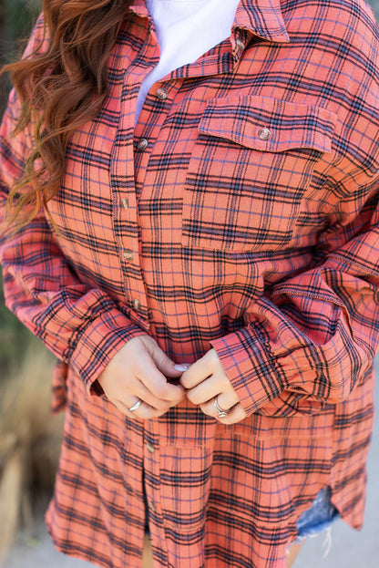 Rotes kariertes Langarmhemd mit seitlichem Schlitz und Used-Look-Saum