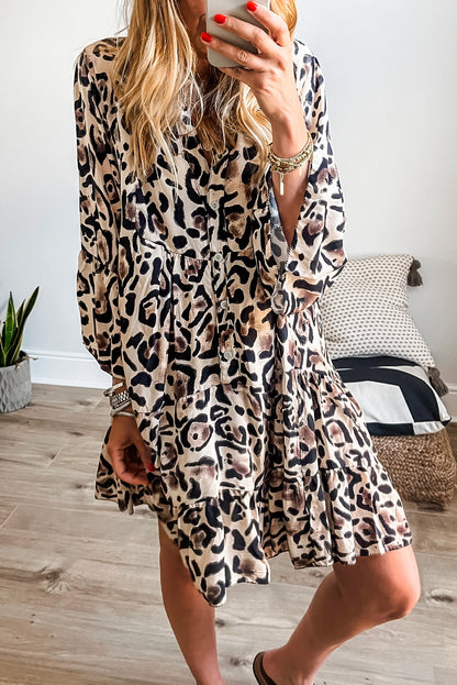 Schwarzes Kleid mit Leopardenmuster, geknöpfter Vorderseite und 3/4-Ärmeln, gestuftem Rüschensaum