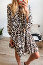 Schwarzes Kleid mit Leopardenmuster, geknöpfter Vorderseite und 3/4-Ärmeln, gestuftem Rüschensaum