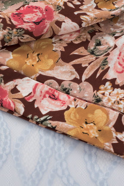 Rosa Bluse mit Blumenmuster und Ballonsaum und Schlitz am Ausschnitt