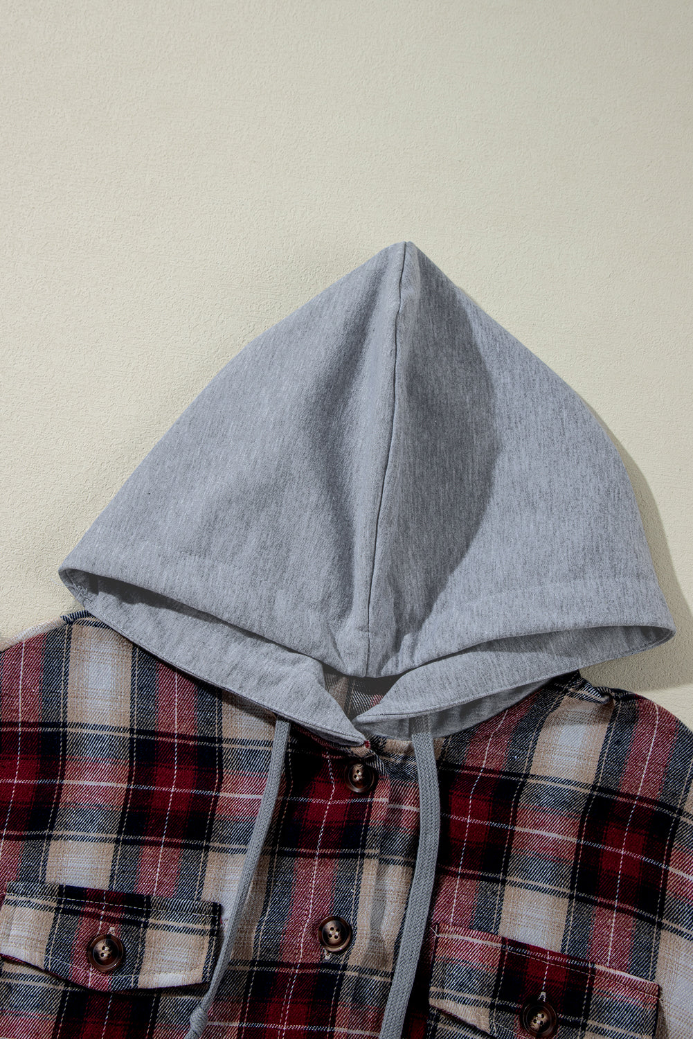 Rotes Shacket mit kariertem Muster und geknöpfter Brusttasche und Kapuze