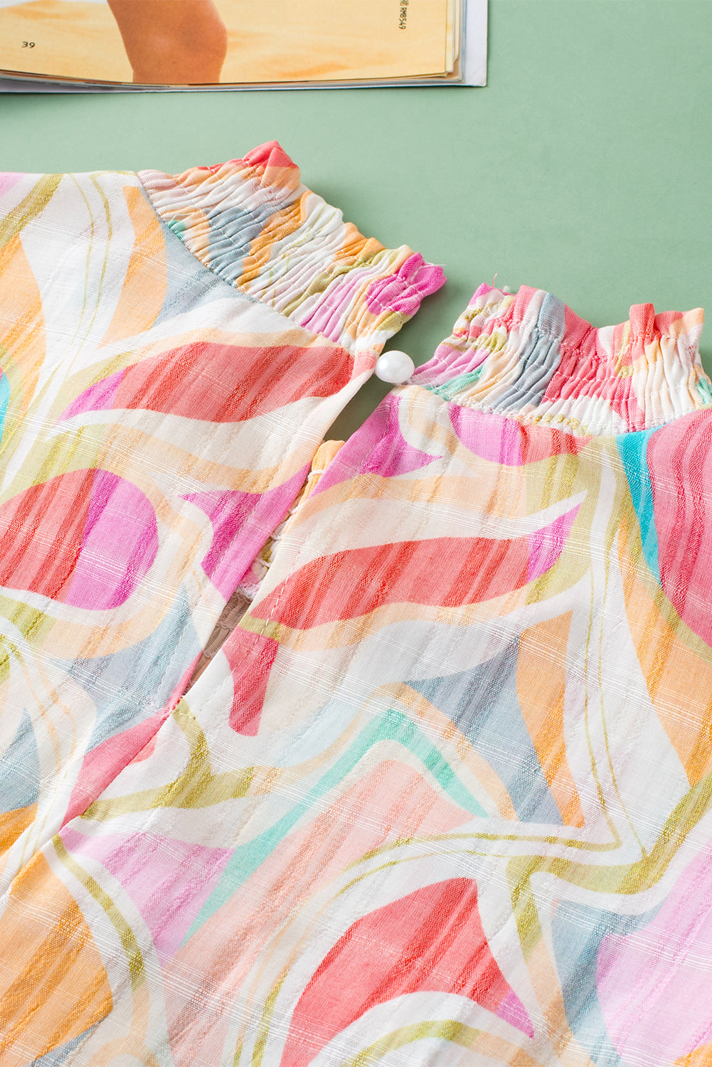 Gelbe Bluse mit abstraktem Print, gesmoktem Kragen und Rüschenärmeln