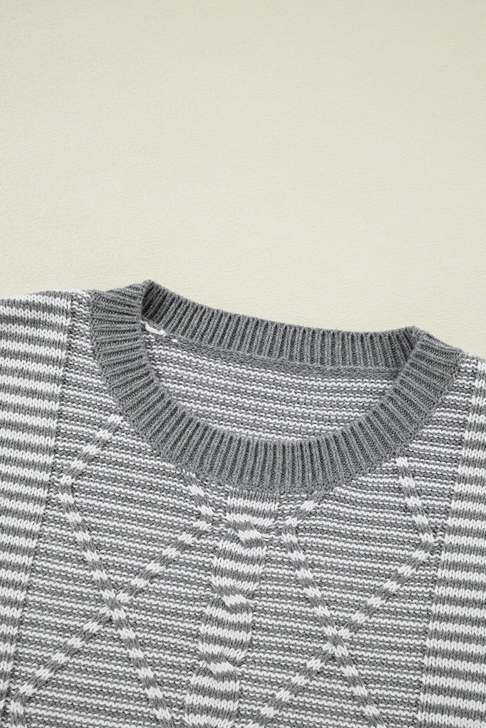 Grau gestreifter Pullover mit geometrisch strukturierter, überschnittener Schulter