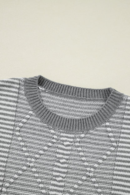 Grau gestreifter Pullover mit geometrisch strukturierter, überschnittener Schulter