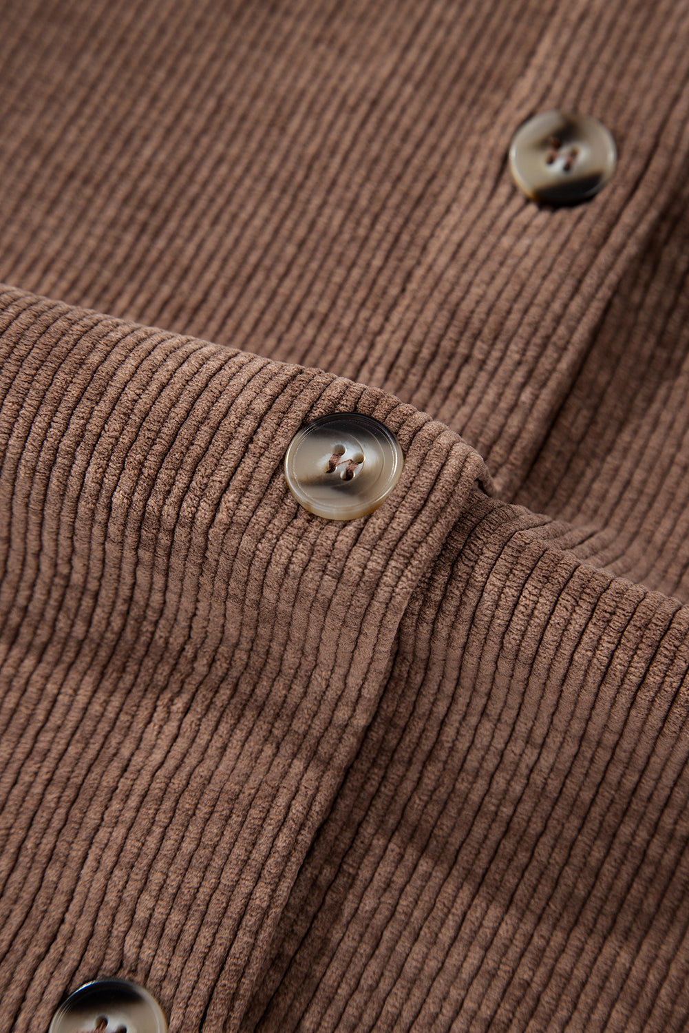Kastanienbraune Cord-Shacket mit Pattentasche und Knopfleiste
