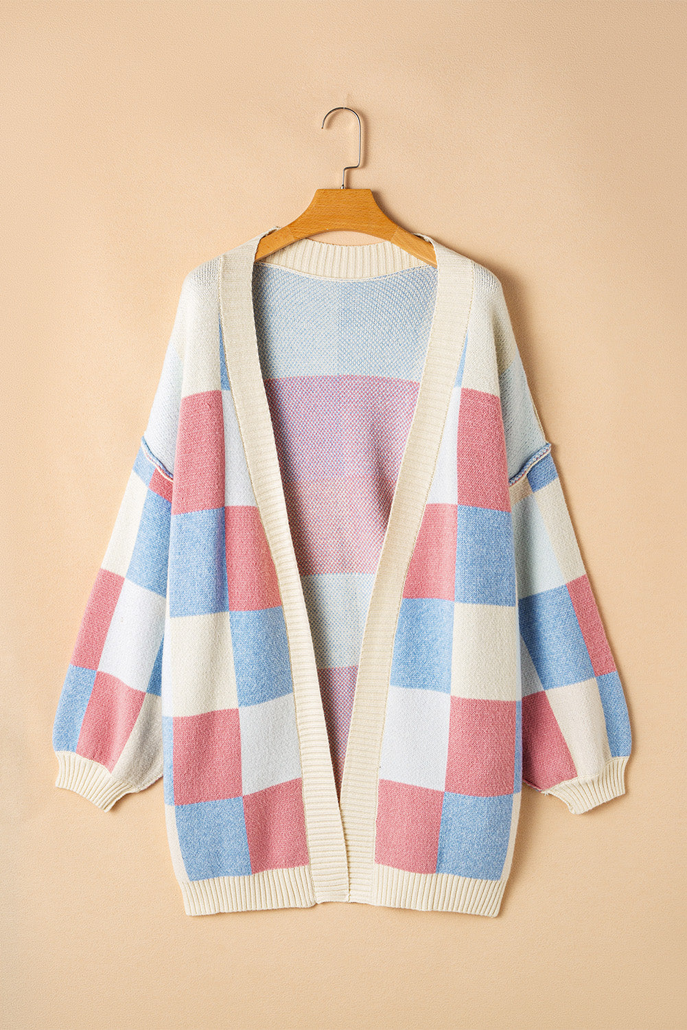 Hellblauer karierter Cardigan mit überschnittener Schulter und sichtbaren Nähten, vorne offen