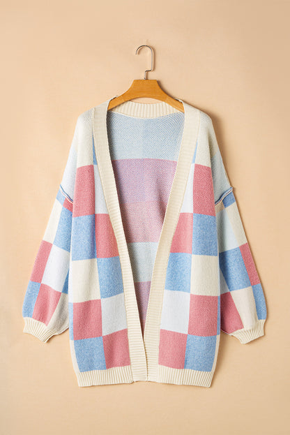 Hellblauer karierter Cardigan mit überschnittener Schulter und sichtbaren Nähten, vorne offen