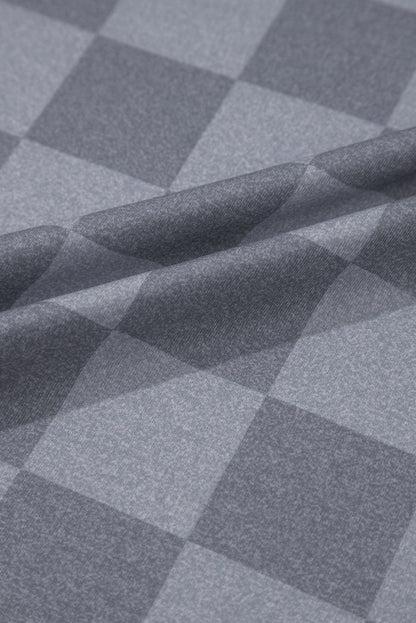 Grau kariertes T-Shirt mit V-Ausschnitt und Shorts mit Kordelzug