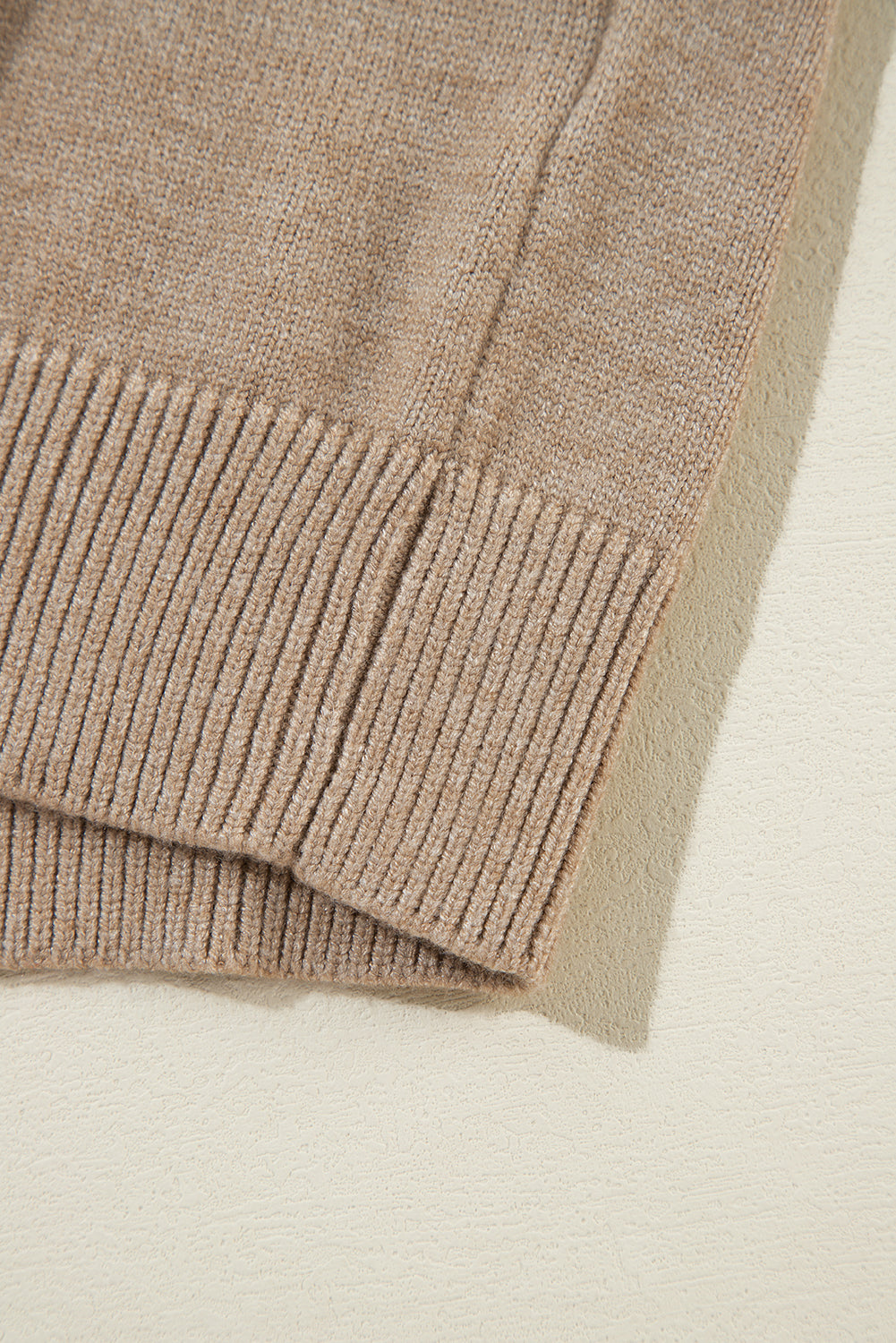 Rauchgrauer Pullover mit Perlenbesatz und überschnittener Schulterpartie und Rundhalsausschnitt