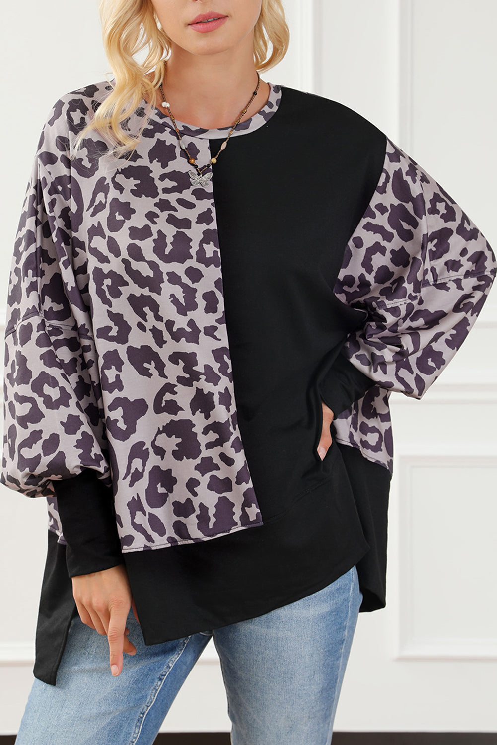 Schwarzes Sweatshirt mit Leoparden-Patchwork und Schlitzen im Bischofsärmel-Stil
