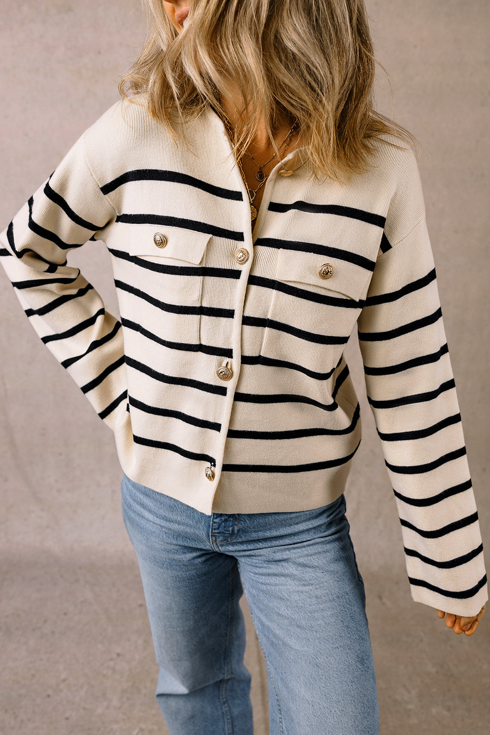 Schwarzer Cardigan mit Streifen, Pattentasche und Knöpfen
