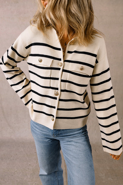 Schwarzer Cardigan mit Streifen, Pattentasche und Knöpfen