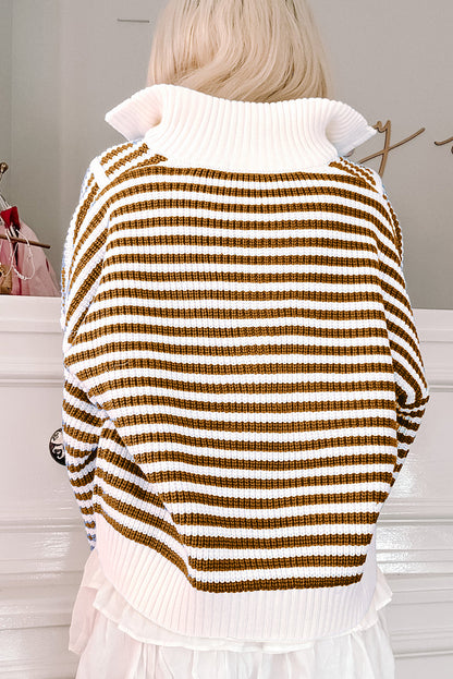 Khakifarbener Pullover mit Streifen und Reißverschlusskragen mit überschnittenen Schultern