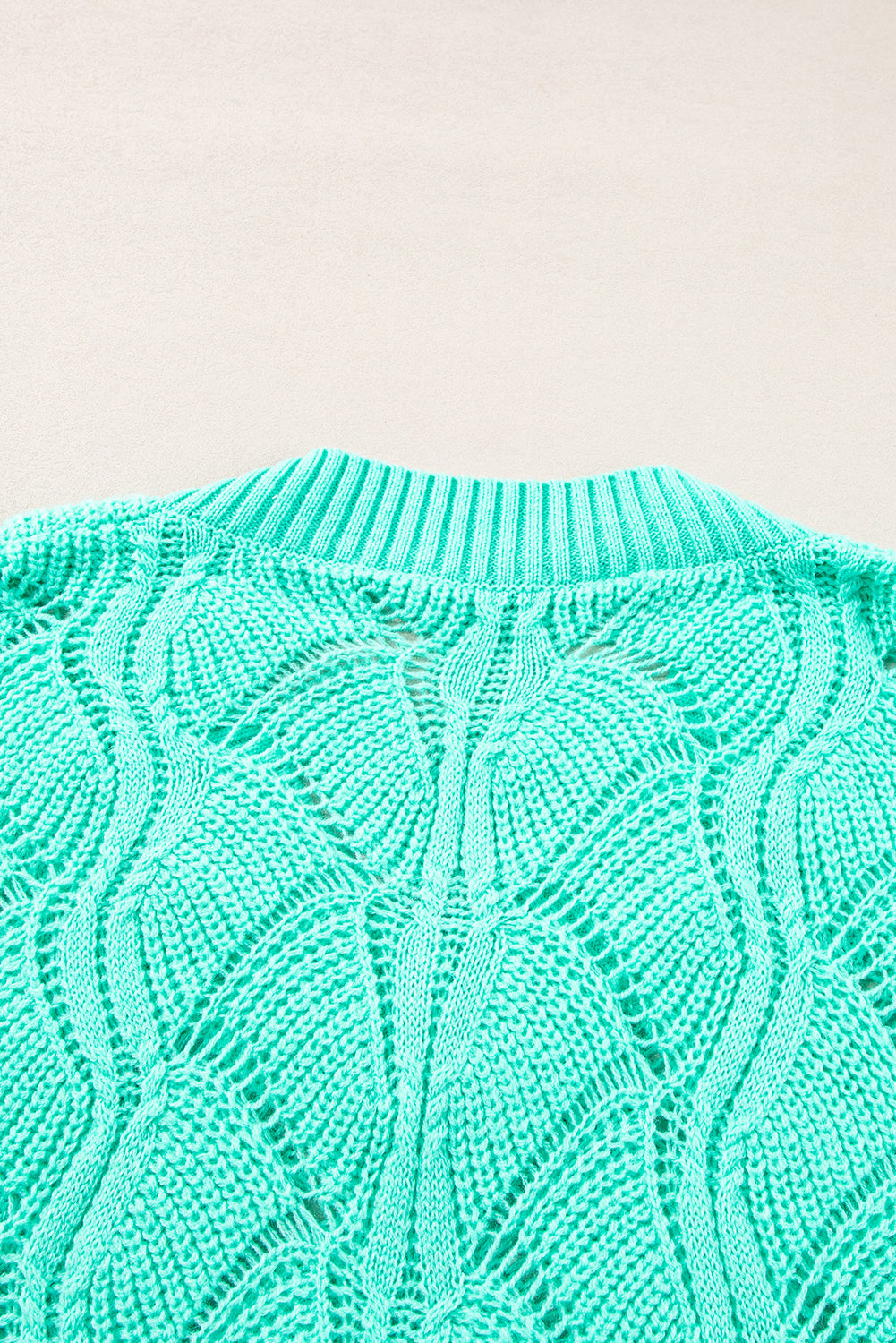 Mintgrüner Strickpullover mit V-Ausschnitt und überschnittenen Schultern