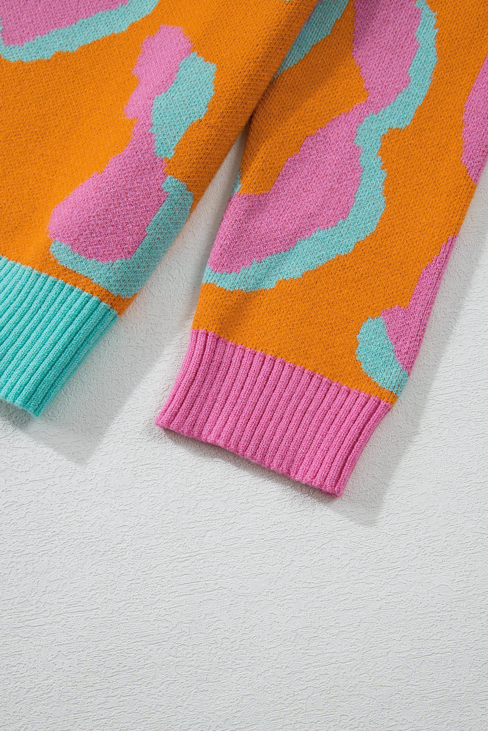 Orangefarbener Pullover mit Leopardenmuster und geripptem Rand im Colorblock-Design