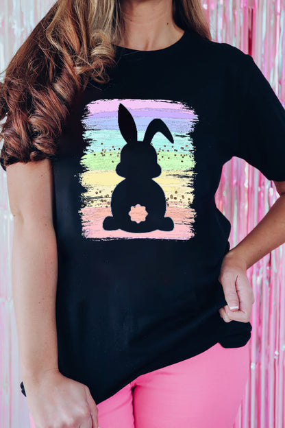 Schwarzes T-Shirt mit Regenbogen-Spritzer und Osterhasen-Grafik