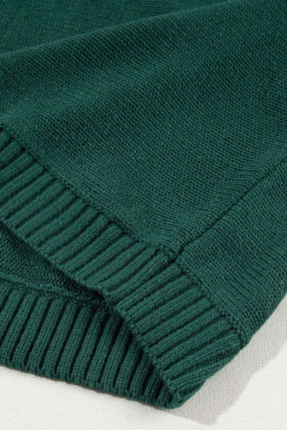 Schwarzgrüner Pullover mit fröhlicher Buchstabenstickerei und hohem Kragen