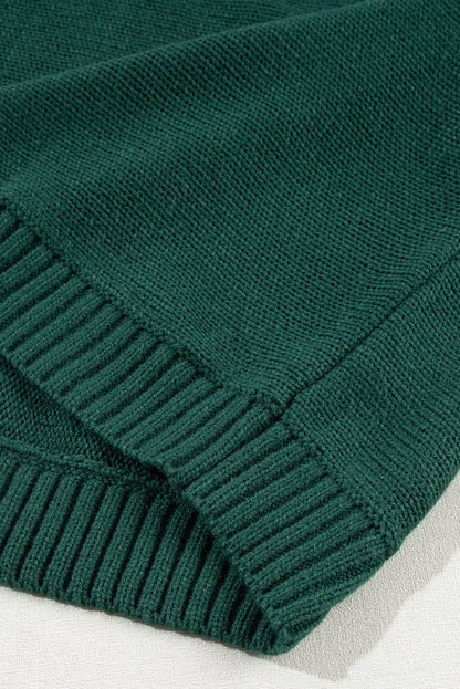 Schwarzgrüner Pullover mit fröhlicher Buchstabenstickerei und hohem Kragen