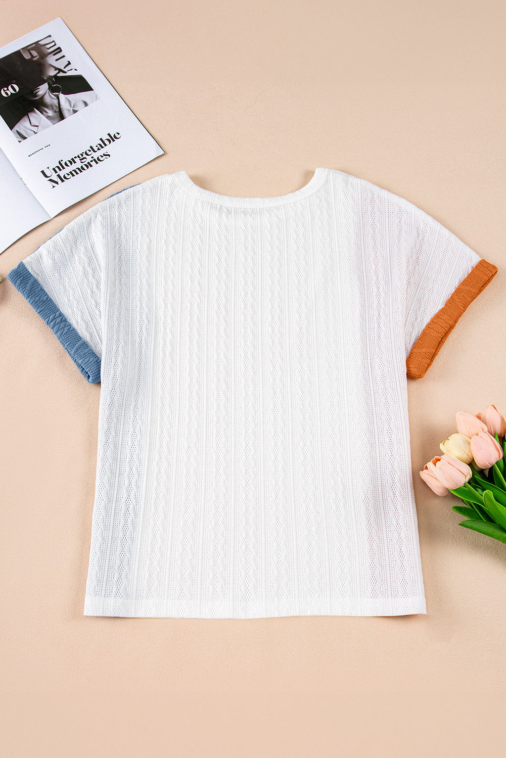 Hellblaues, strukturiertes T-Shirt mit Farbblock und lockerer Passform