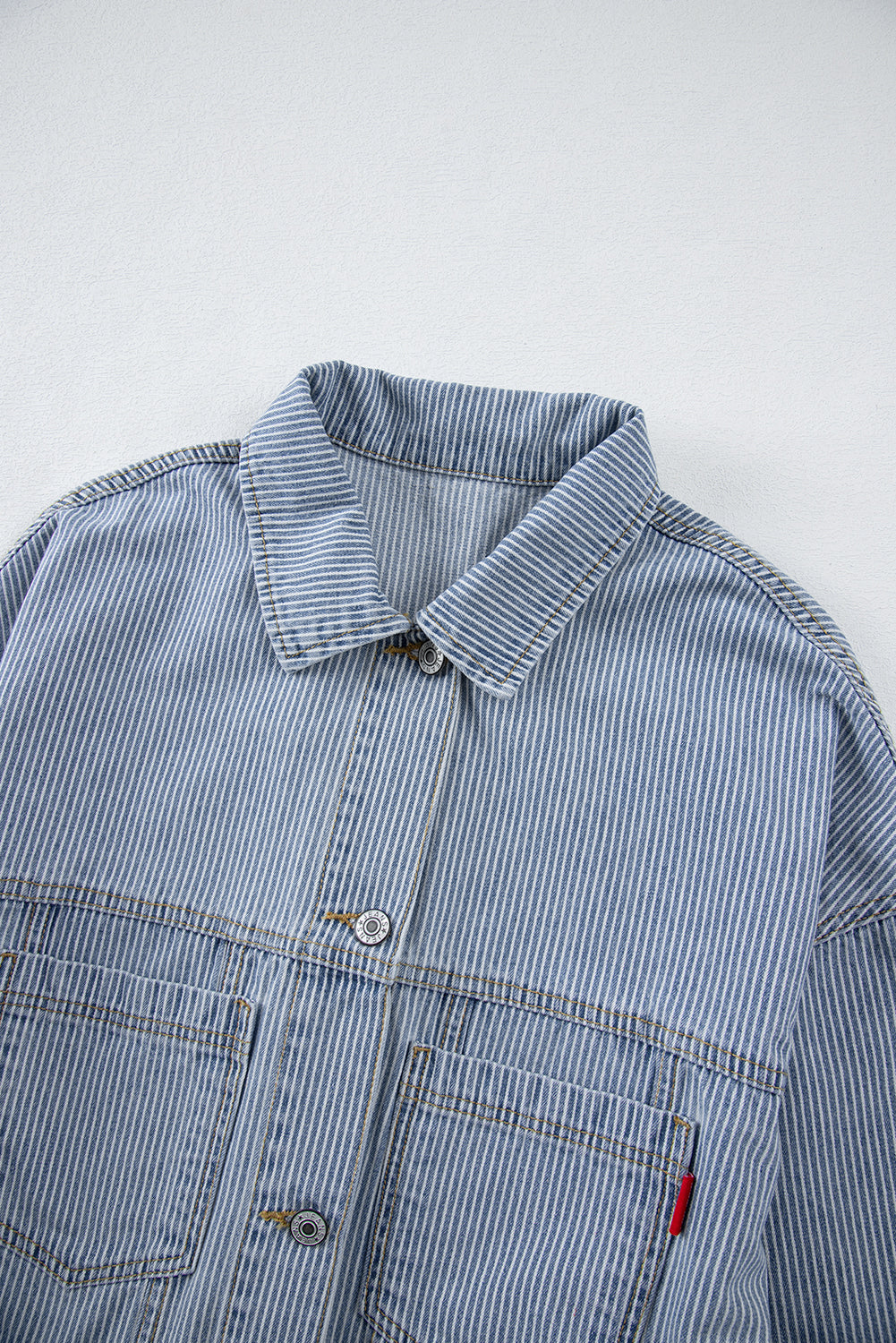 Himmelblaue, gestreifte, verwaschene Oversize-Jeansjacke mit Taschen