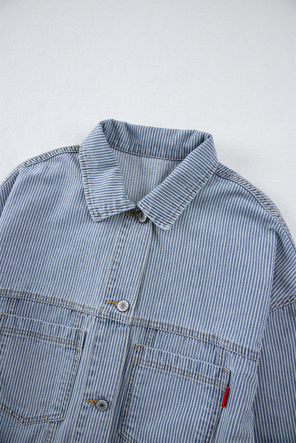 Himmelblaue, gestreifte, verwaschene Oversize-Jeansjacke mit Taschen