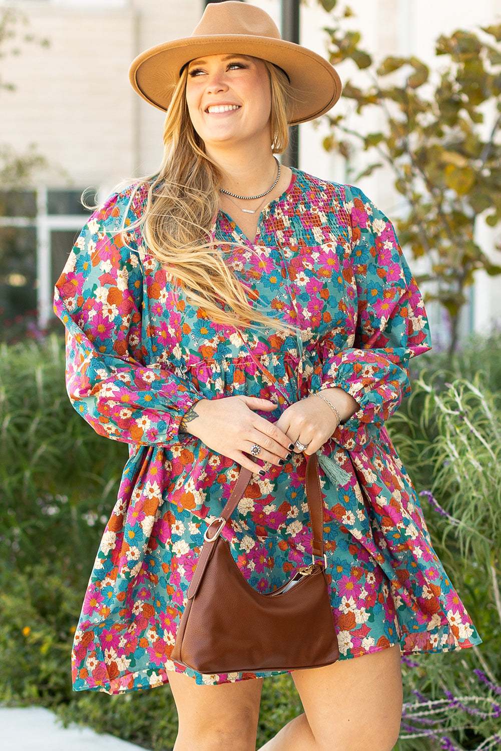 Himmelblaues, gestuftes Minikleid mit Blumenmuster und gerafften Rüschen in Übergröße