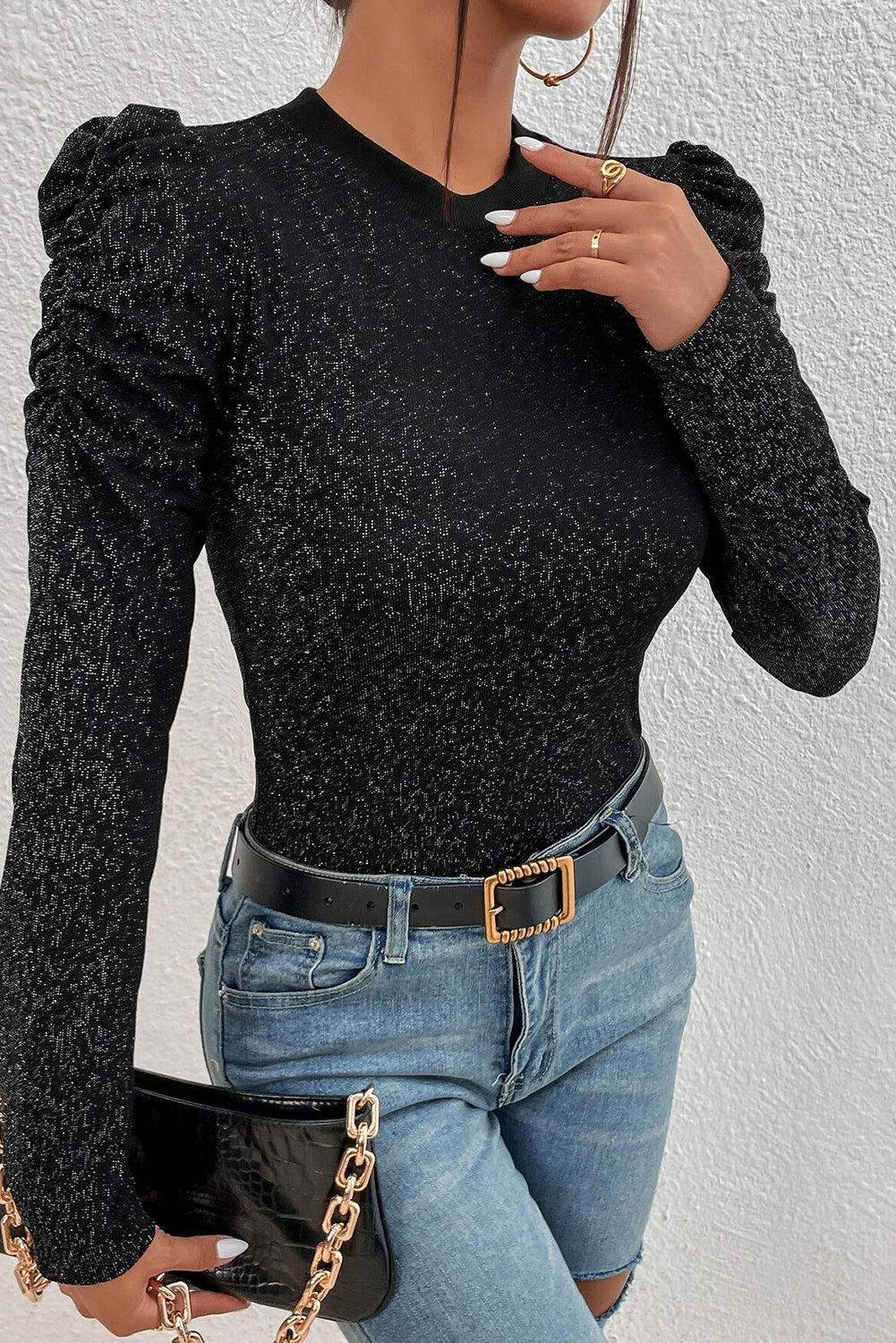 Schwarzes, schmal geschnittenes Strickoberteil mit Gigot-Ärmeln in Metallic-Optik