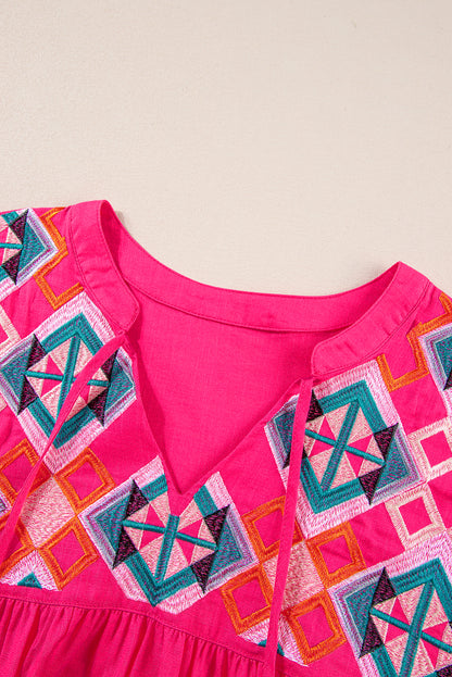 Erdbeerrosa Bluse mit V-Ausschnitt und geometrischer Stickerei, Quaste und Schleife