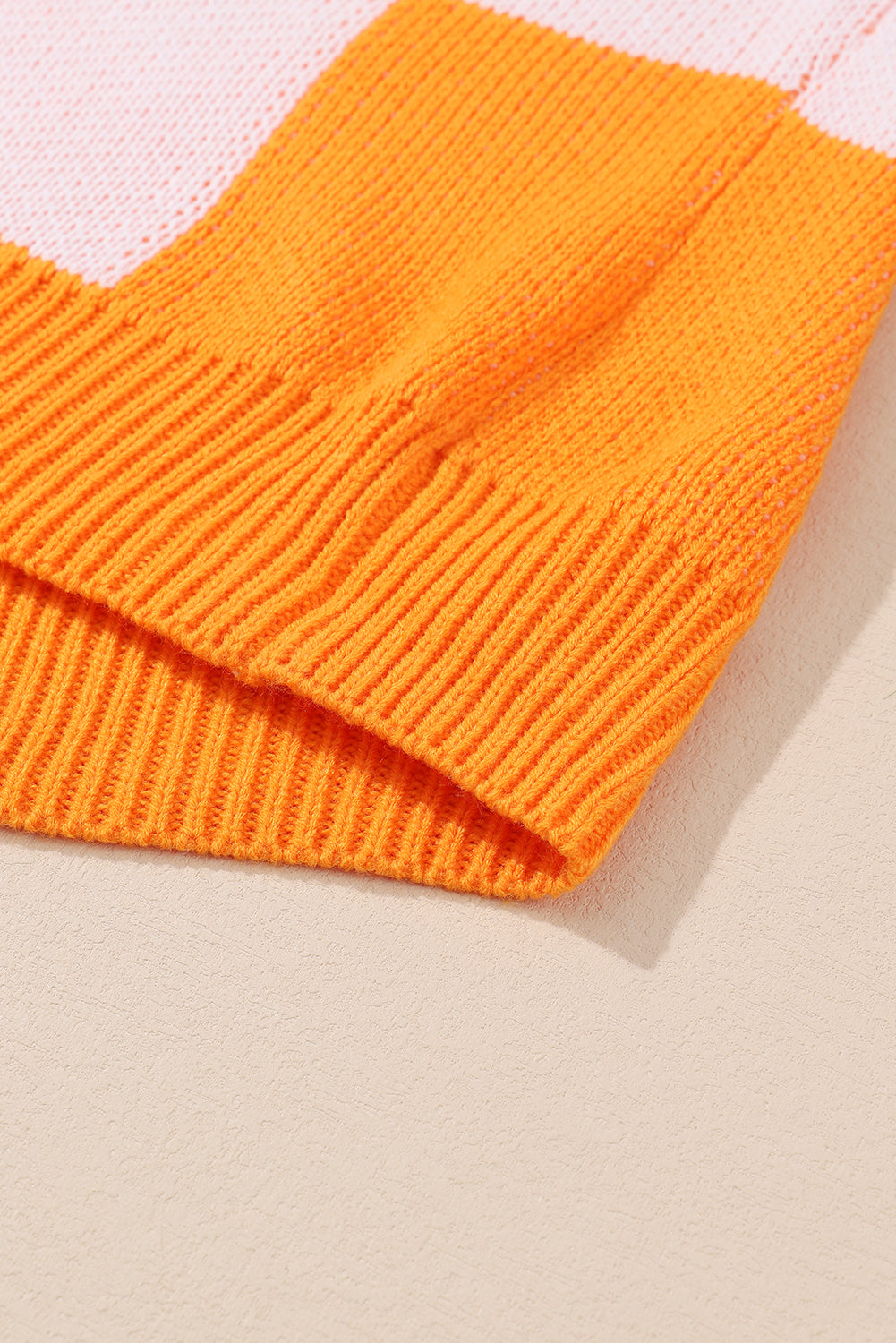 Orange karierter Pullover mit Bischofsärmeln