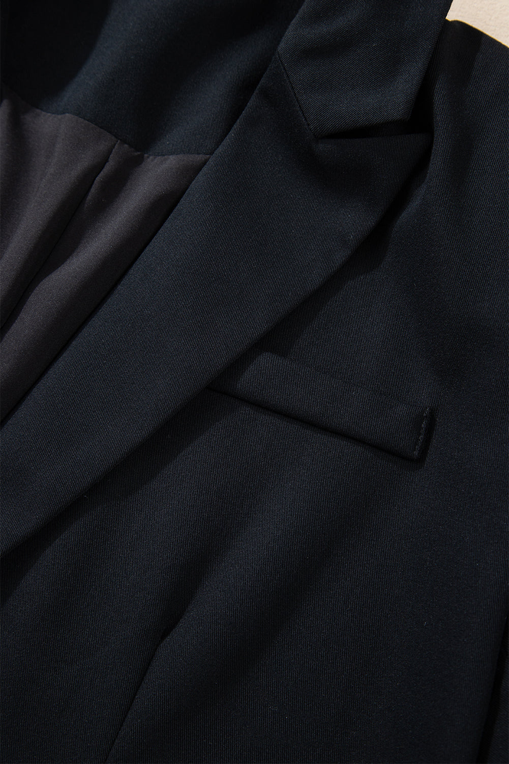 Schwarzer Blazer mit Revers, Pattentasche und Knöpfen