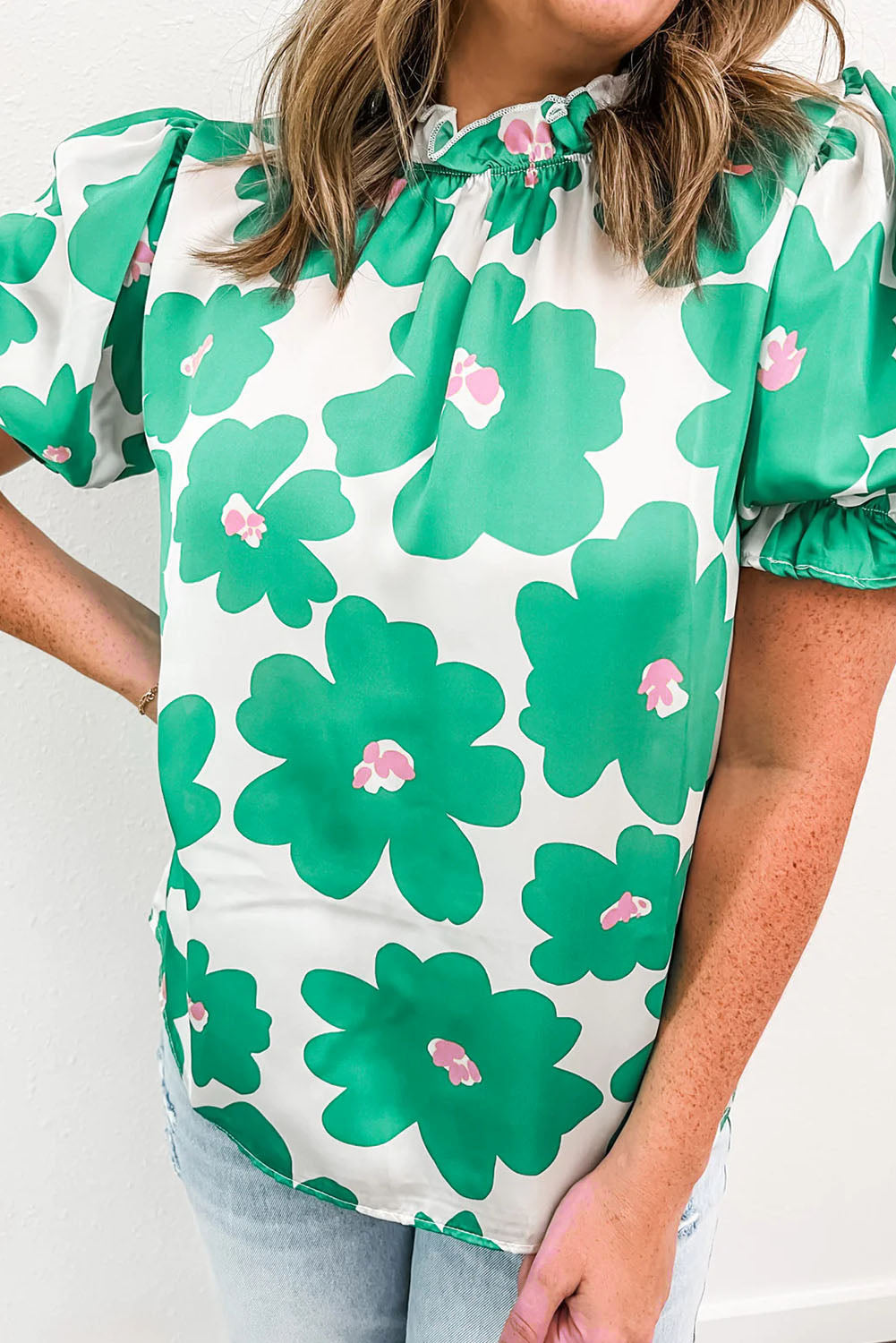 Grüne Bluse mit Blumenmuster, Puffärmeln und Rüschenausschnitt