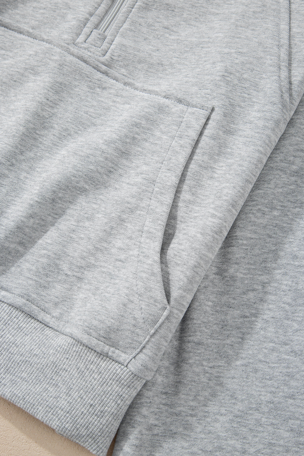 Hellgraues Sweatshirt mit Viertelreißverschluss, Stehkragen und Kängurutasche