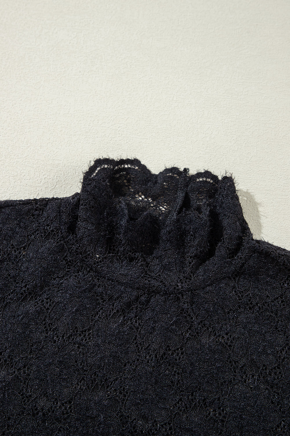 Schwarzes, hochgeschlossenes Langarmtop mit Blumenspitze