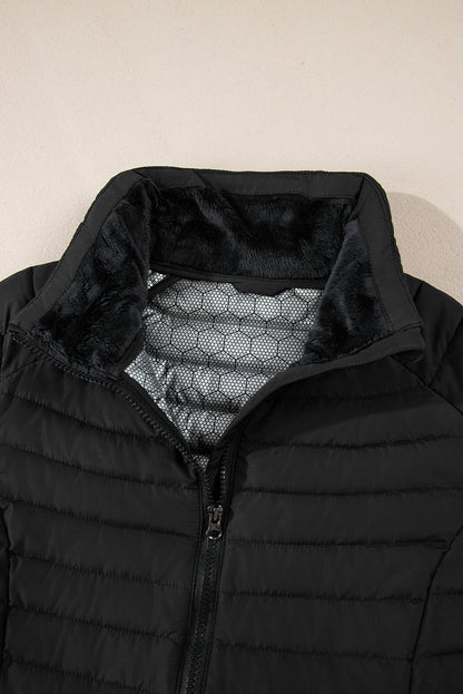 Schwarze, einfarbige Steppjacke mit Reißverschluss