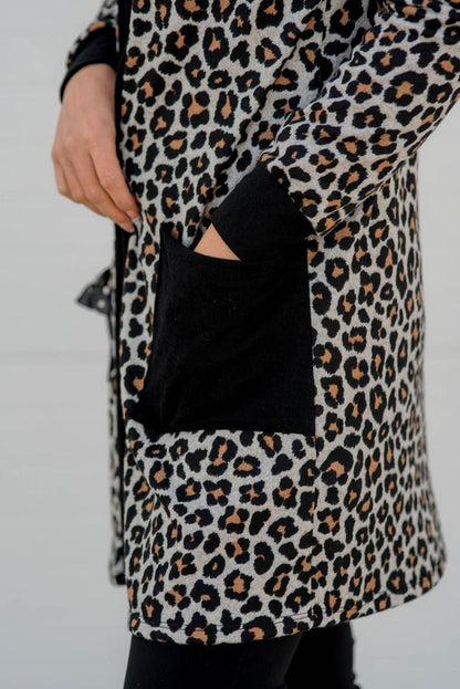Schwarzer Cardigan mit Leopardenmuster, aufgesetzten Taschen und offener Vorderseite