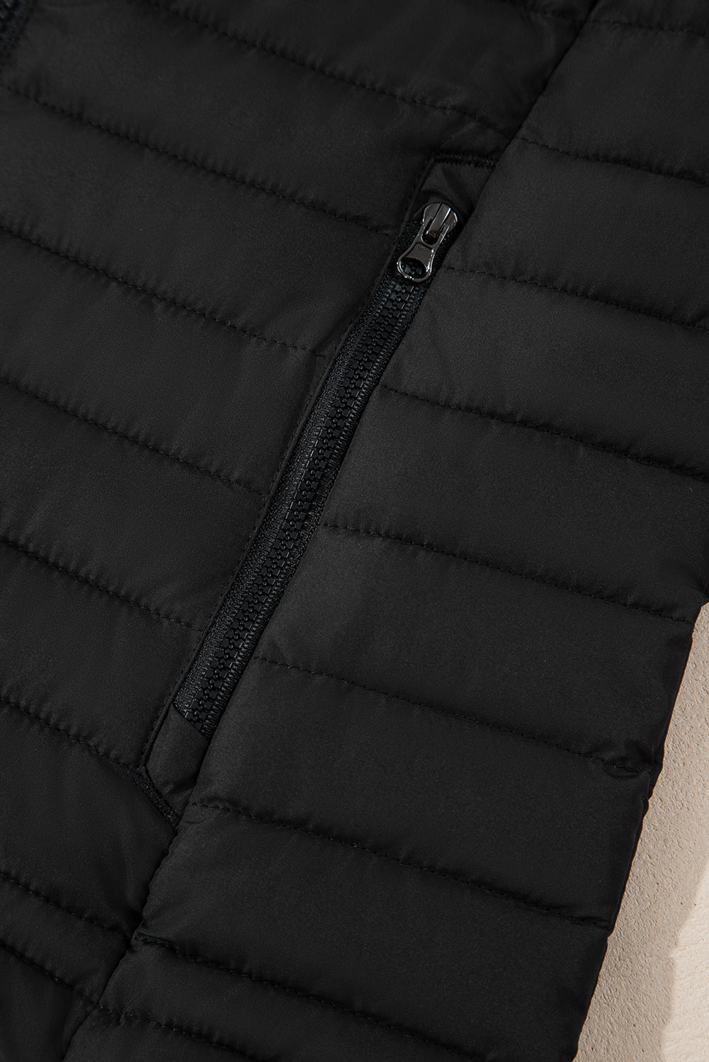 Schwarze, einfarbige Steppjacke mit Reißverschluss