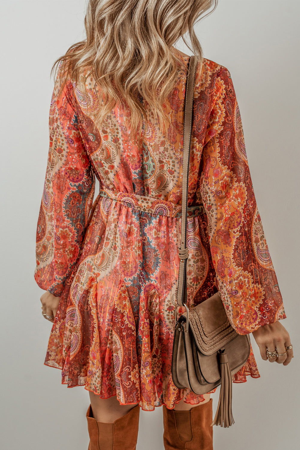 Oranges Boho-Minikleid mit Paisley-Print und langen Ärmeln sowie Plissee und Gürtel