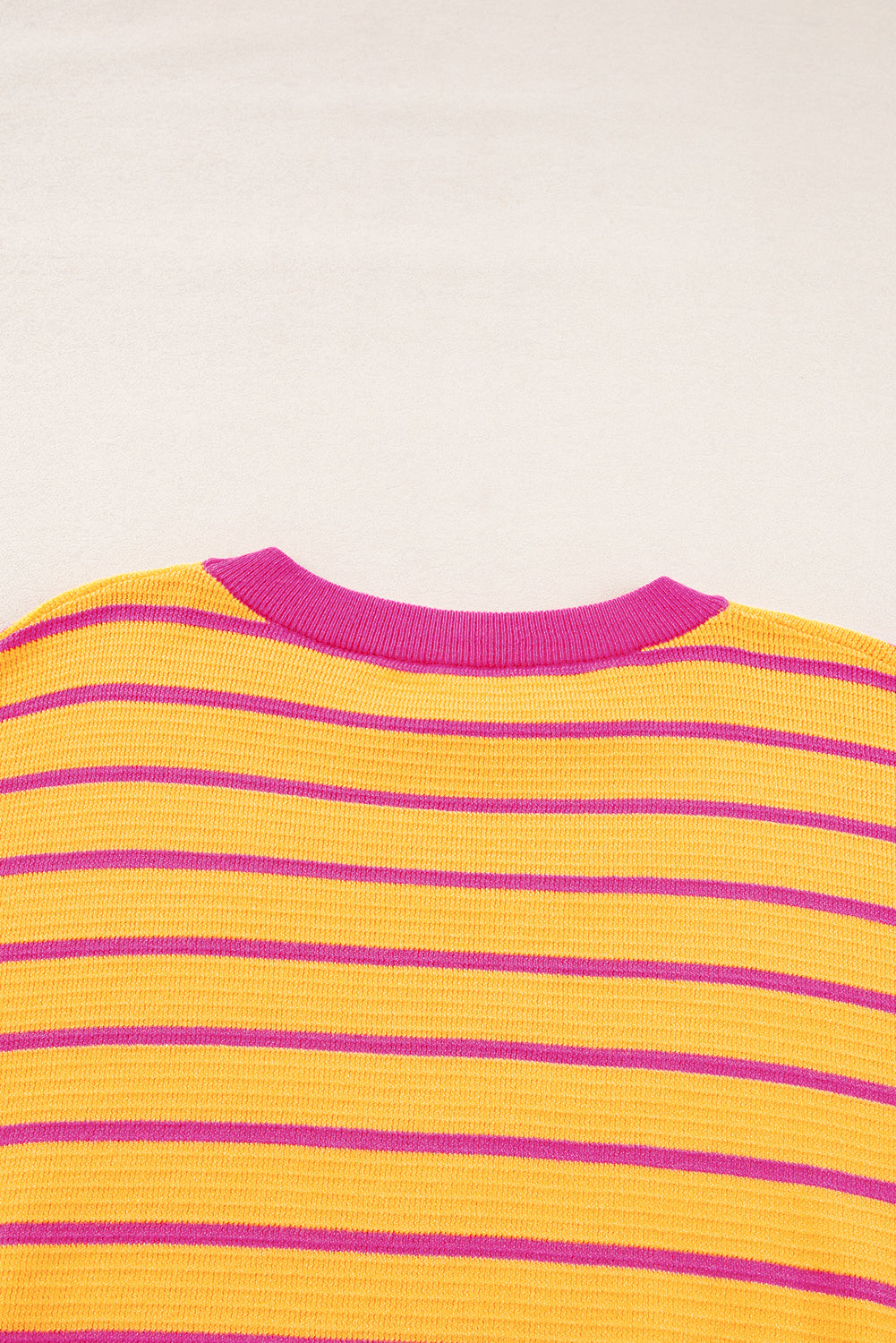 Orangefarbener Pullover mit Streifenbesatz, Rundhalsausschnitt und überschnittener Schulter